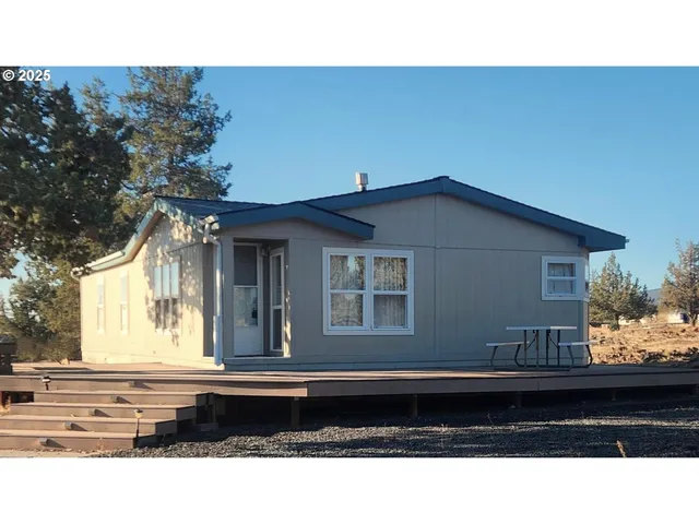 a house view with a outdoor space