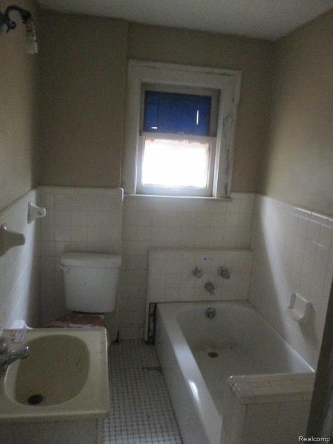 13 Forest Street River Rouge, MI 48218 - Photo 16 of 17 16-Full Bath 2.jpg