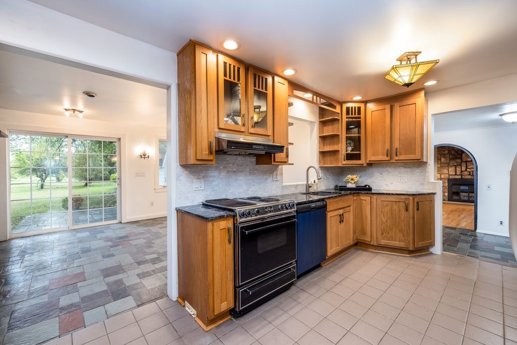 1616 Lake Road Webster, NY 14580 - Photo 4 of 38