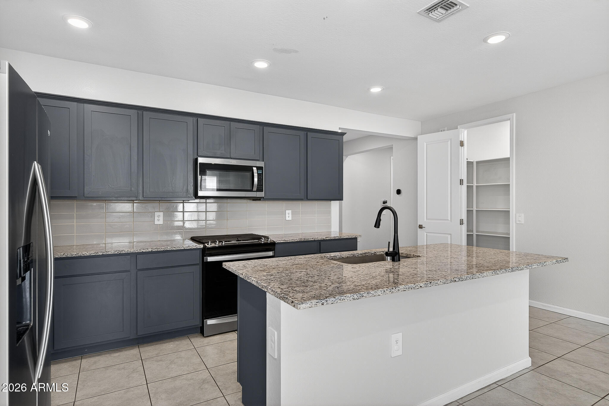 17768 West Raymond Street Goodyear, AZ 85338 - Photo 13 of 38 9) KITCHEN