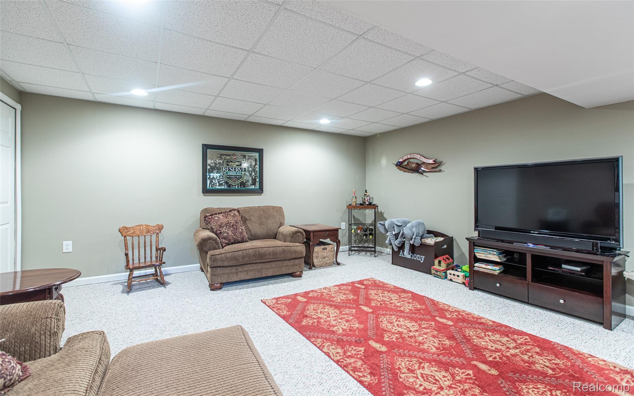 4124 Wincrest Lane Rochester, MI 48306 - Photo 28 of 39 Space for Entertaining