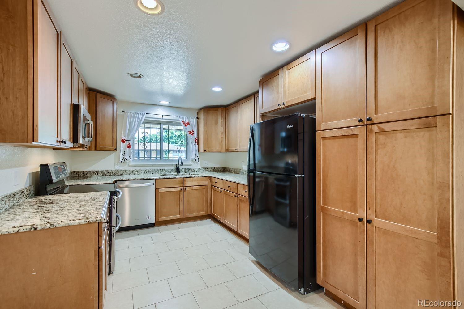 3183 Vaughn Street Aurora, CO 80011 - Photo 7 of 33