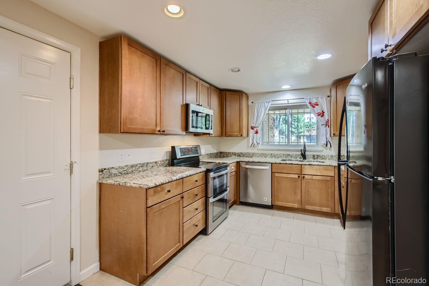 3183 Vaughn Street Aurora, CO 80011 - Photo 8 of 33