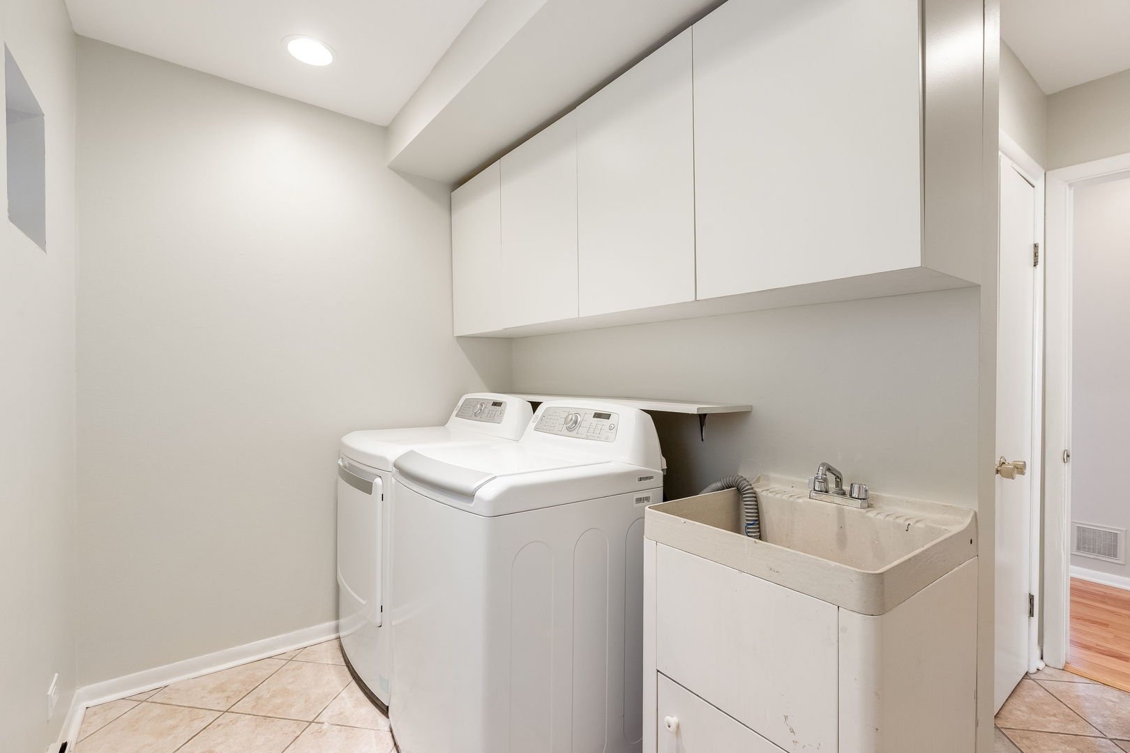 3528 Riverside Drive Wilmette, IL 60091 - Photo 11 of 33 a utility room with dryer and washer