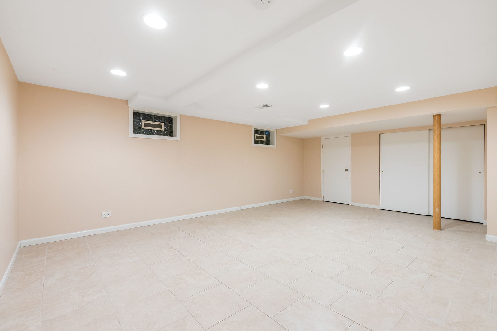 3528 Riverside Drive Wilmette, IL 60091 - Photo 22 of 33 a view of an empty room