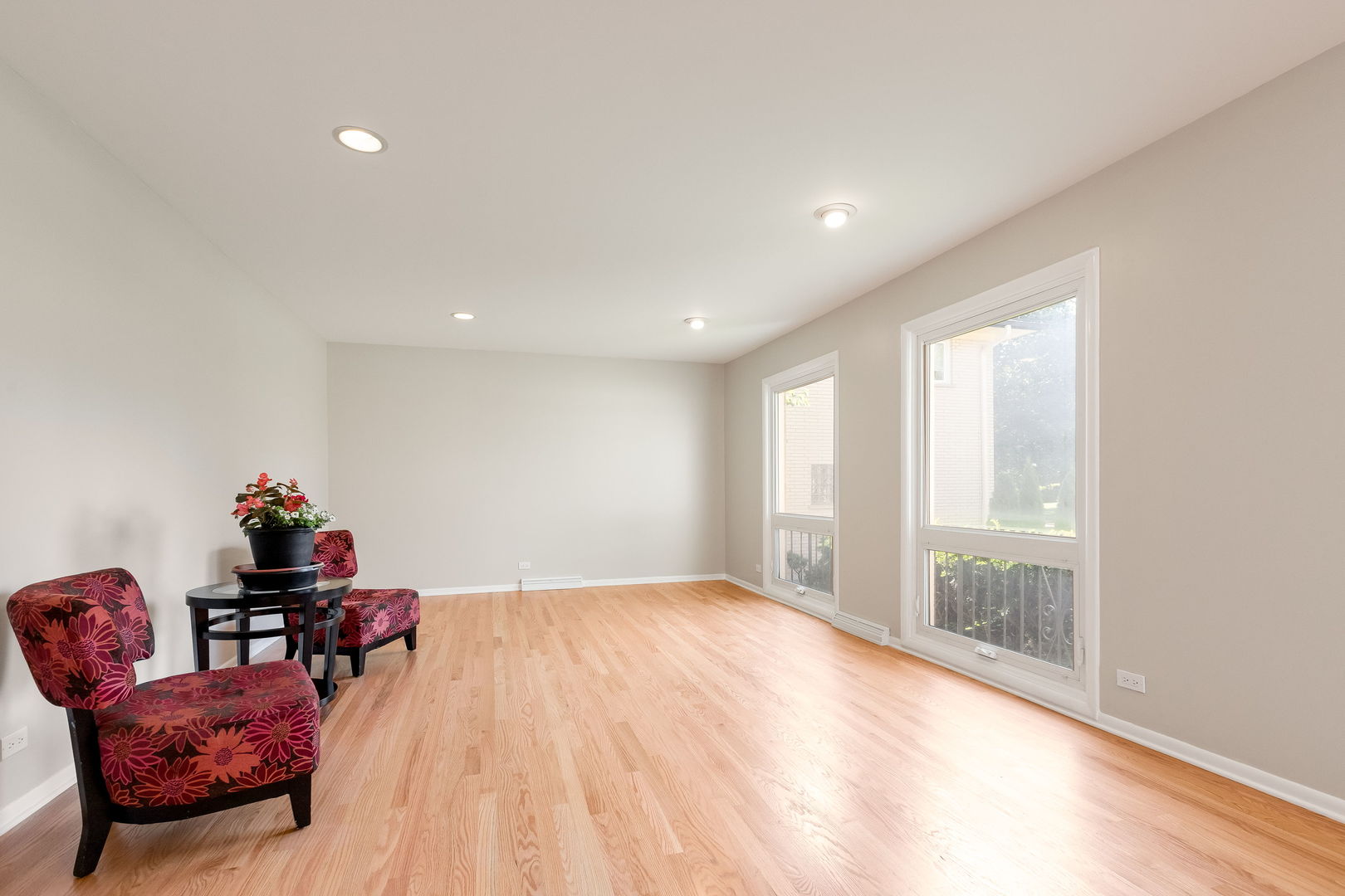 3528 Riverside Drive Wilmette, IL 60091 - Photo 3 of 33 a living room with furniture and a window