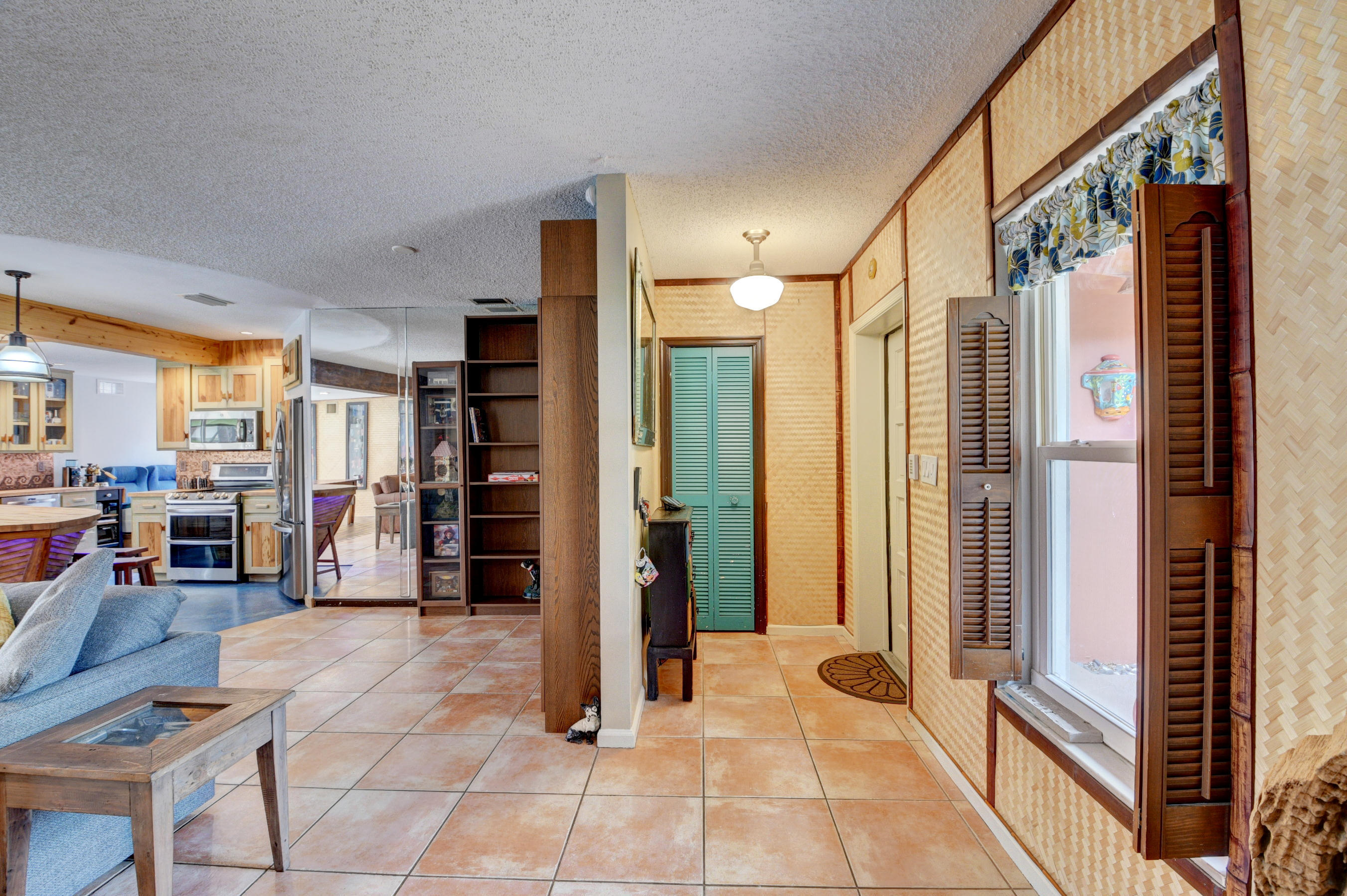 2042 Bonnie Street Boca Raton, FL 33486 - Photo 3 of 43 Foyer