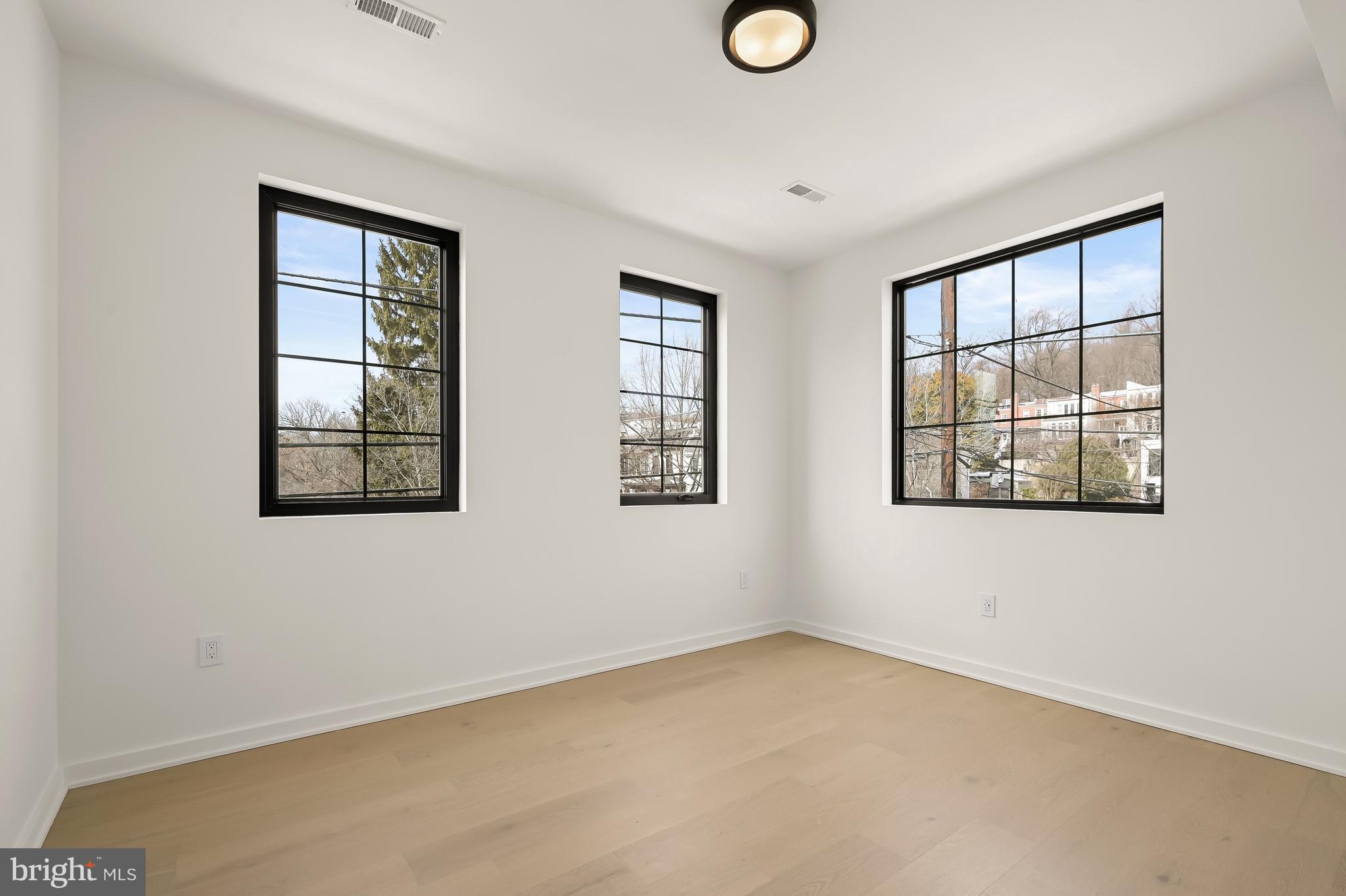 3554 T Street Northwest Washington, DC 20007 - Photo 30 of 57 an empty room with windows