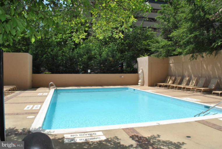 1301 North Courthouse Road, Unit 1111 Arlington, VA 22201 - Photo 3 of 27 Community