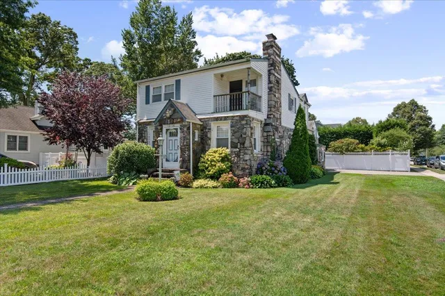 a view of a house with a yard