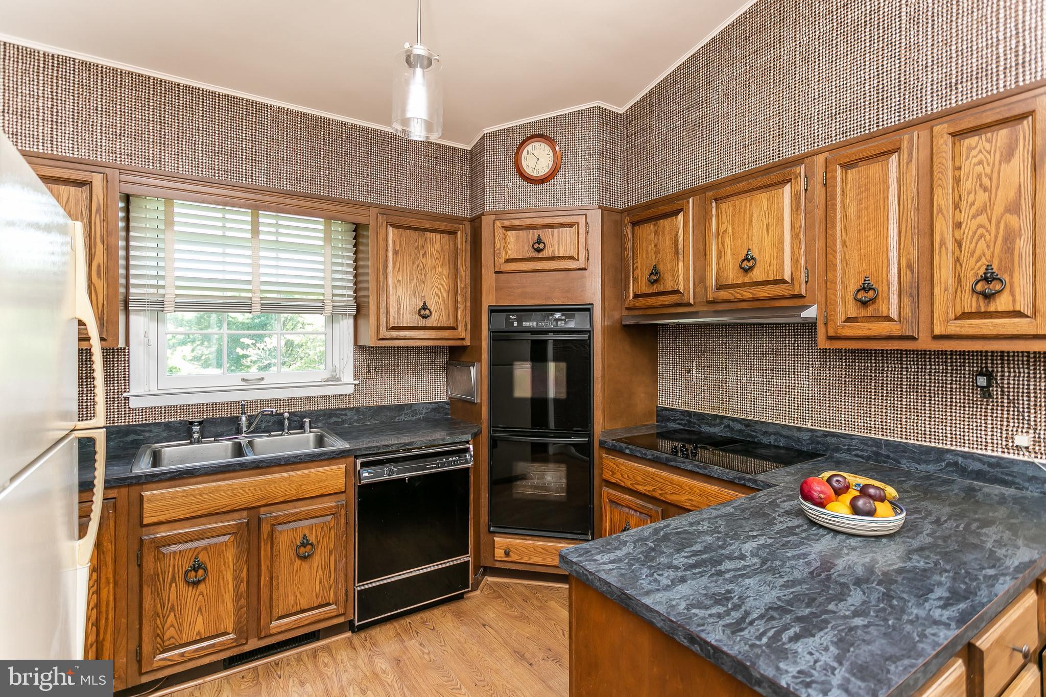 7702 Eden Roc Way Baltimore, MD 21208 - Photo 7 of 37 Eat-In Kitchen