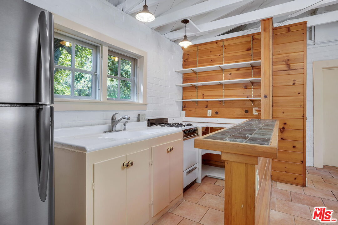 21652 Encina Road Topanga, CA 90290 - Photo 7 of 18