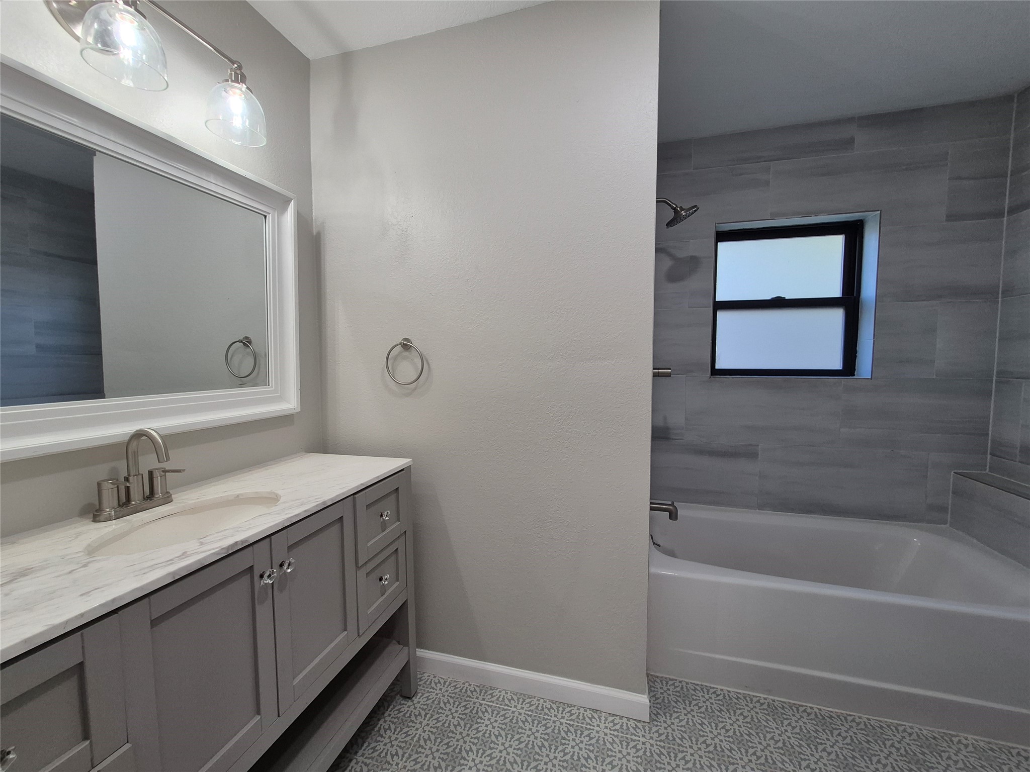 92 Summer Place Huntsville, TX 77340 - Photo 21 of 24 Hall bathroom