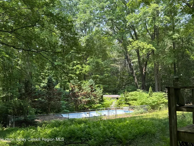 a view of yard with green space
