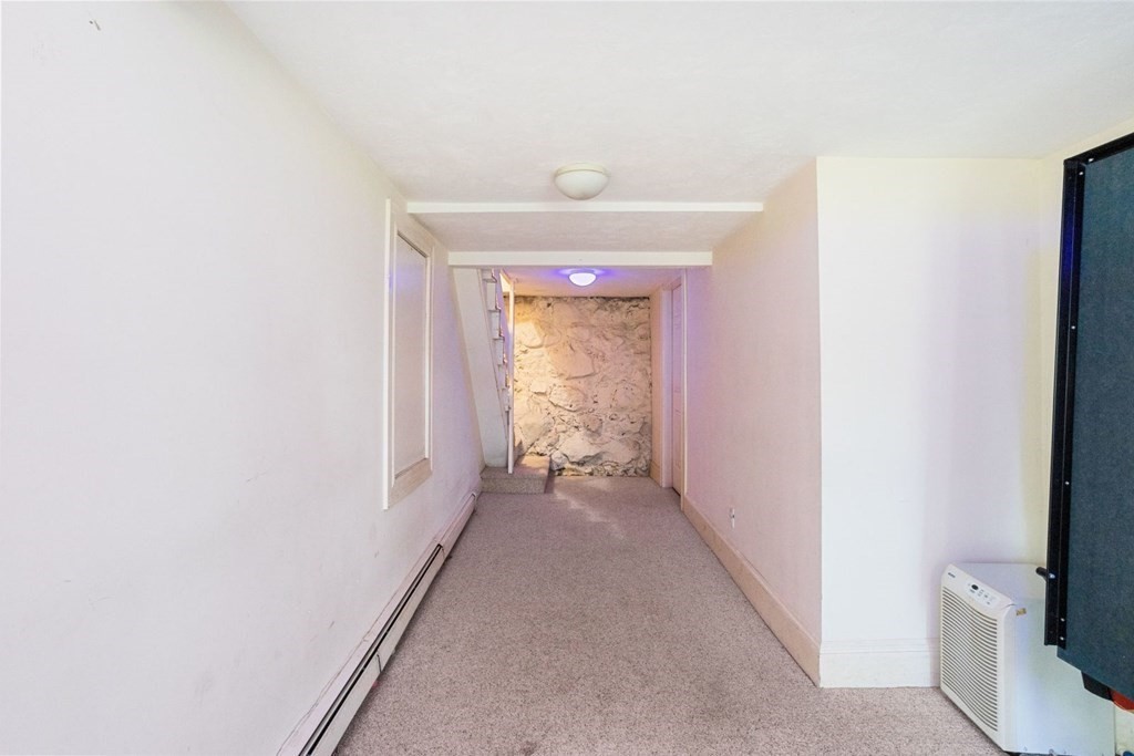 20 Gowell Lane Weston, MA 02493 - Photo 23 of 32 a hallway with window