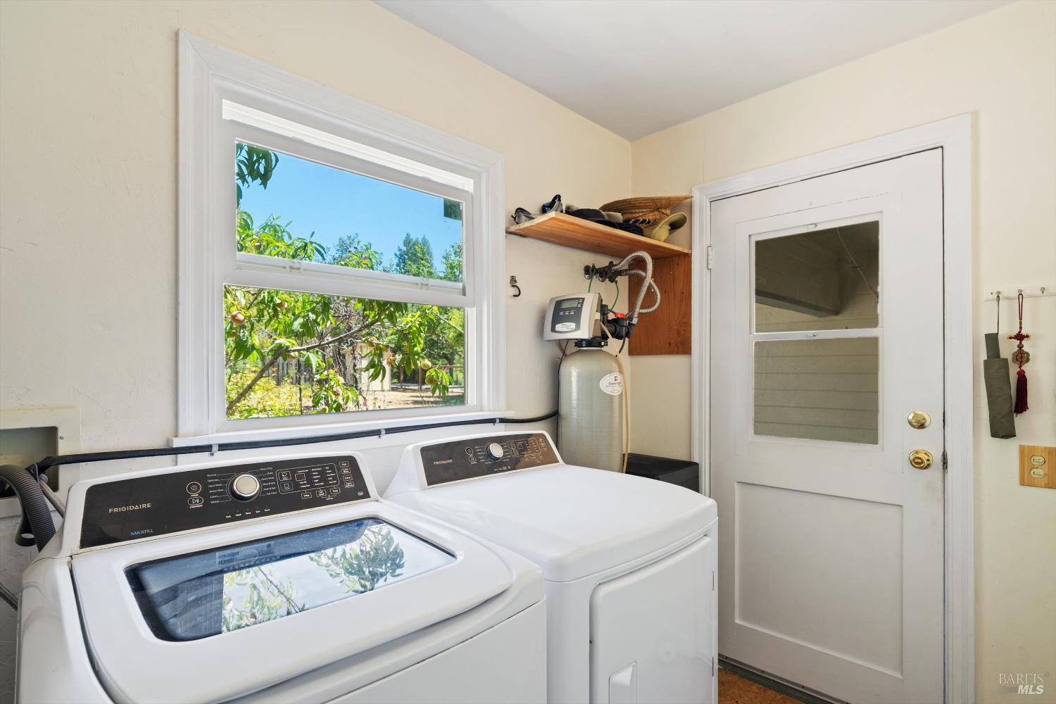 644 Piezzi Road Santa Rosa, CA 95401 - Photo 20 of 63 a utility room with dryer and washer