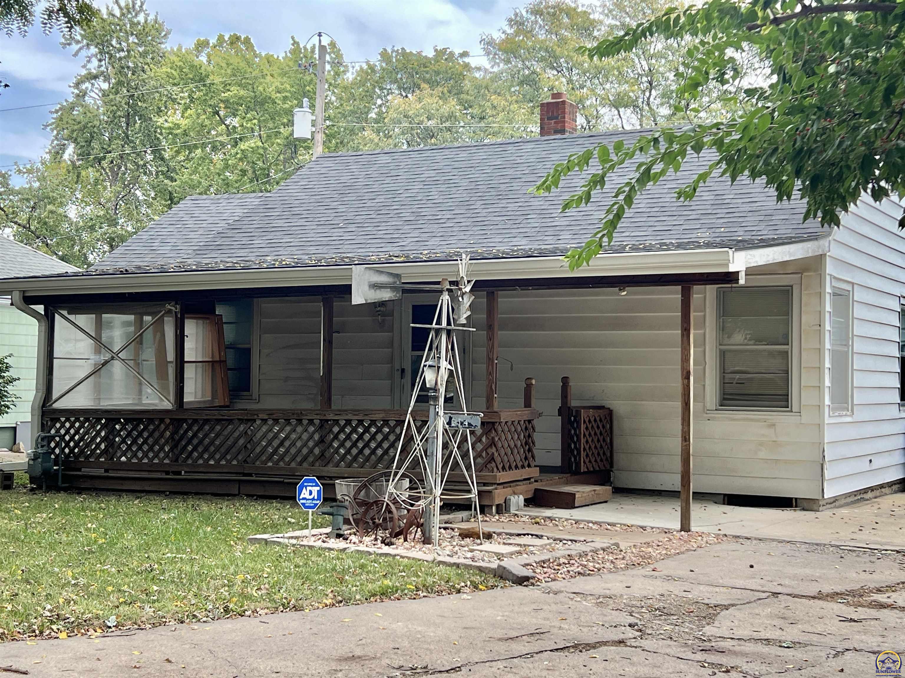 614 Southwest Webster Avenue Topeka, KS 66606 - Photo 3 of 14
