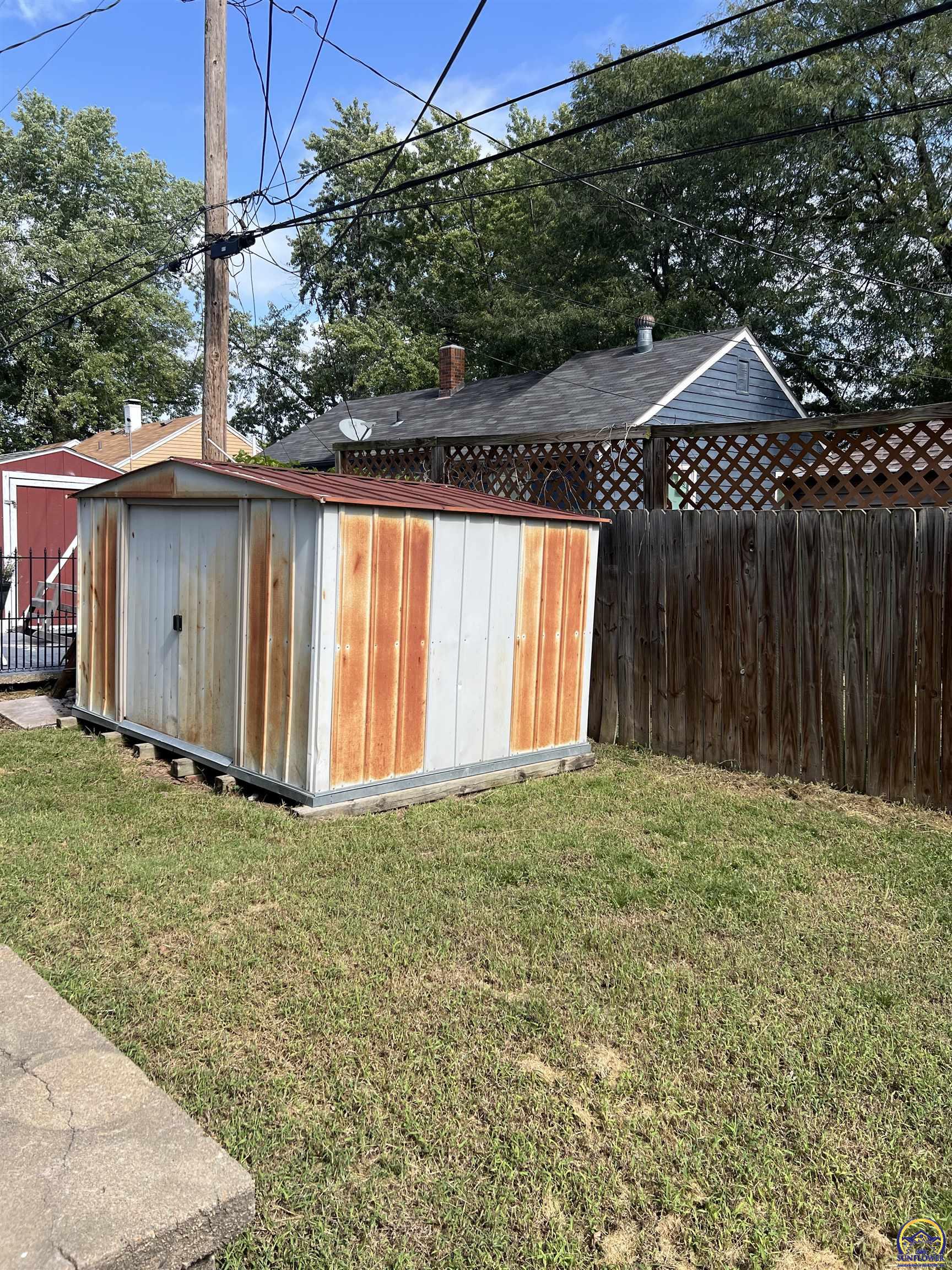 614 Southwest Webster Avenue Topeka, KS 66606 - Photo 6 of 14