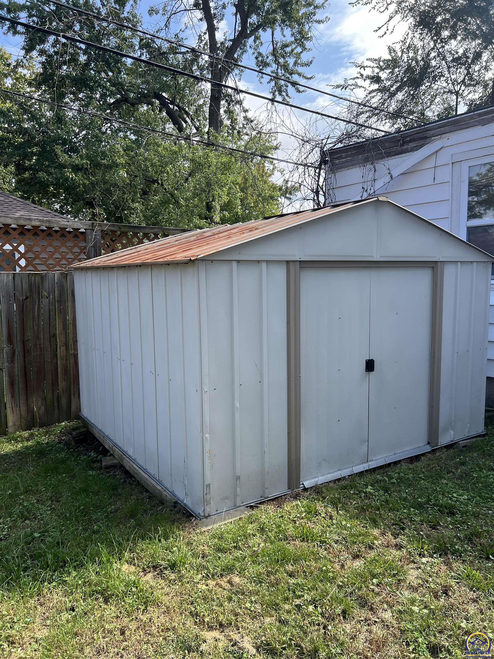 614 Southwest Webster Avenue Topeka, KS 66606 - Photo 7 of 14