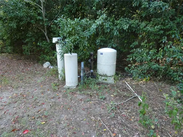 a view of a backyard