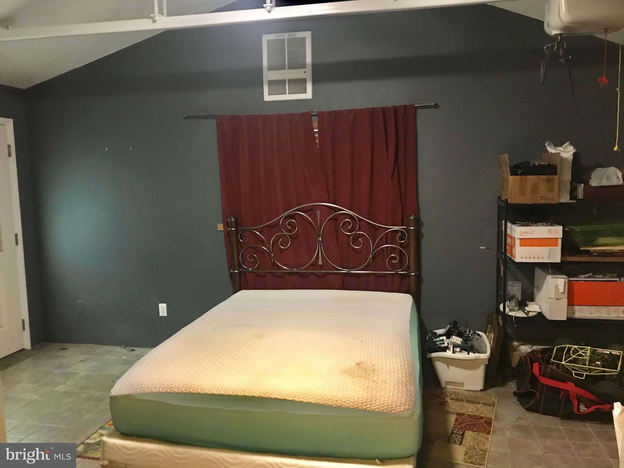 47 Highbridge Road Trenton, NJ 08620 - Photo 6 of 15 Master bedroom with vaulted ceiling