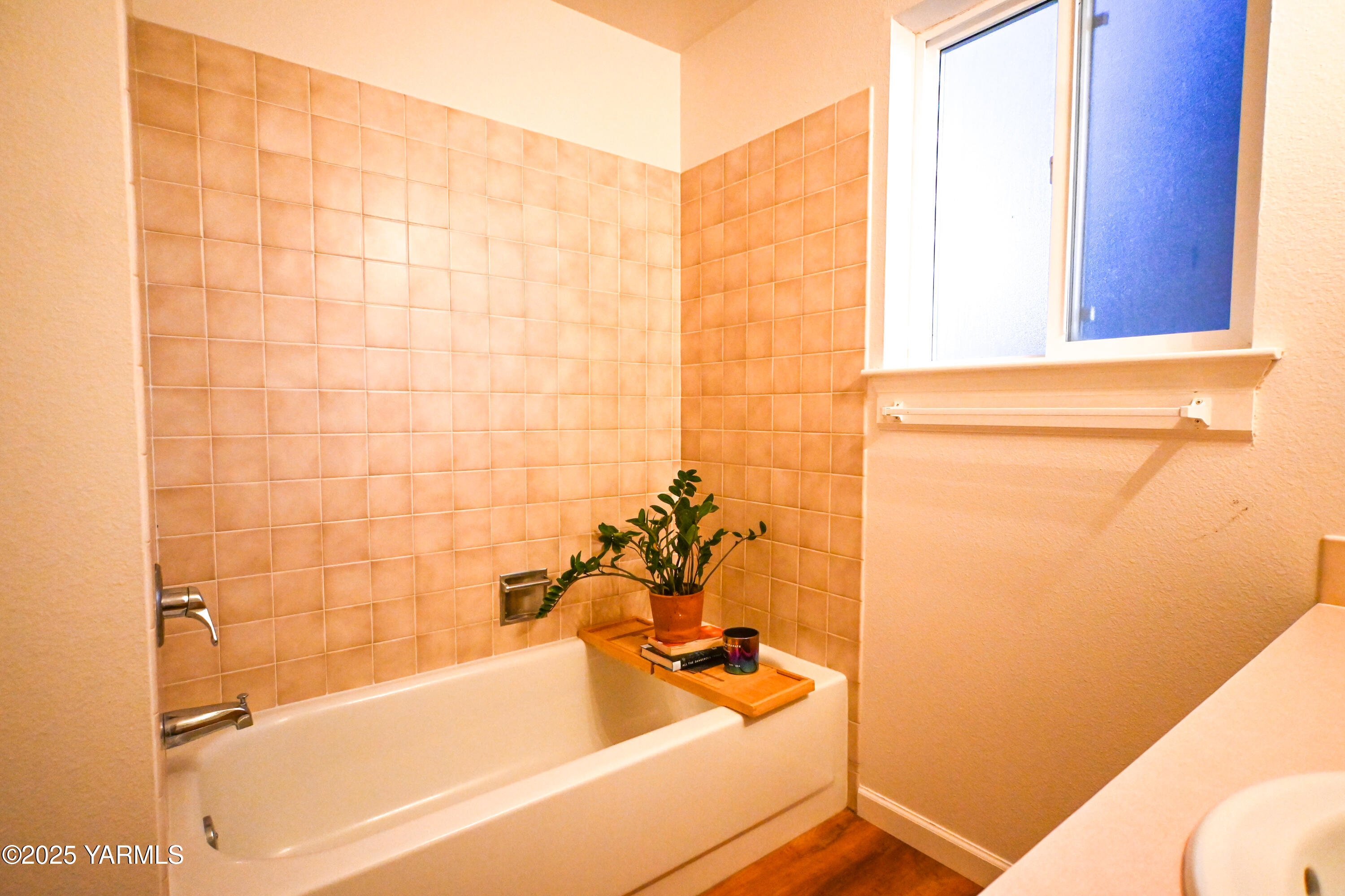 9621 Meadowbrook Road Yakima, WA 98903 - Photo 21 of 41 a bathroom with a sink and a bathtub