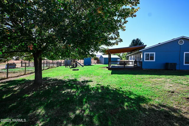 a view of a house with a backyard