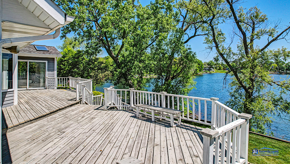 2276 High Point Drive Lindenhurst, IL 60046 - Photo 14 of 15 a view of balcony with wooden floor and fence