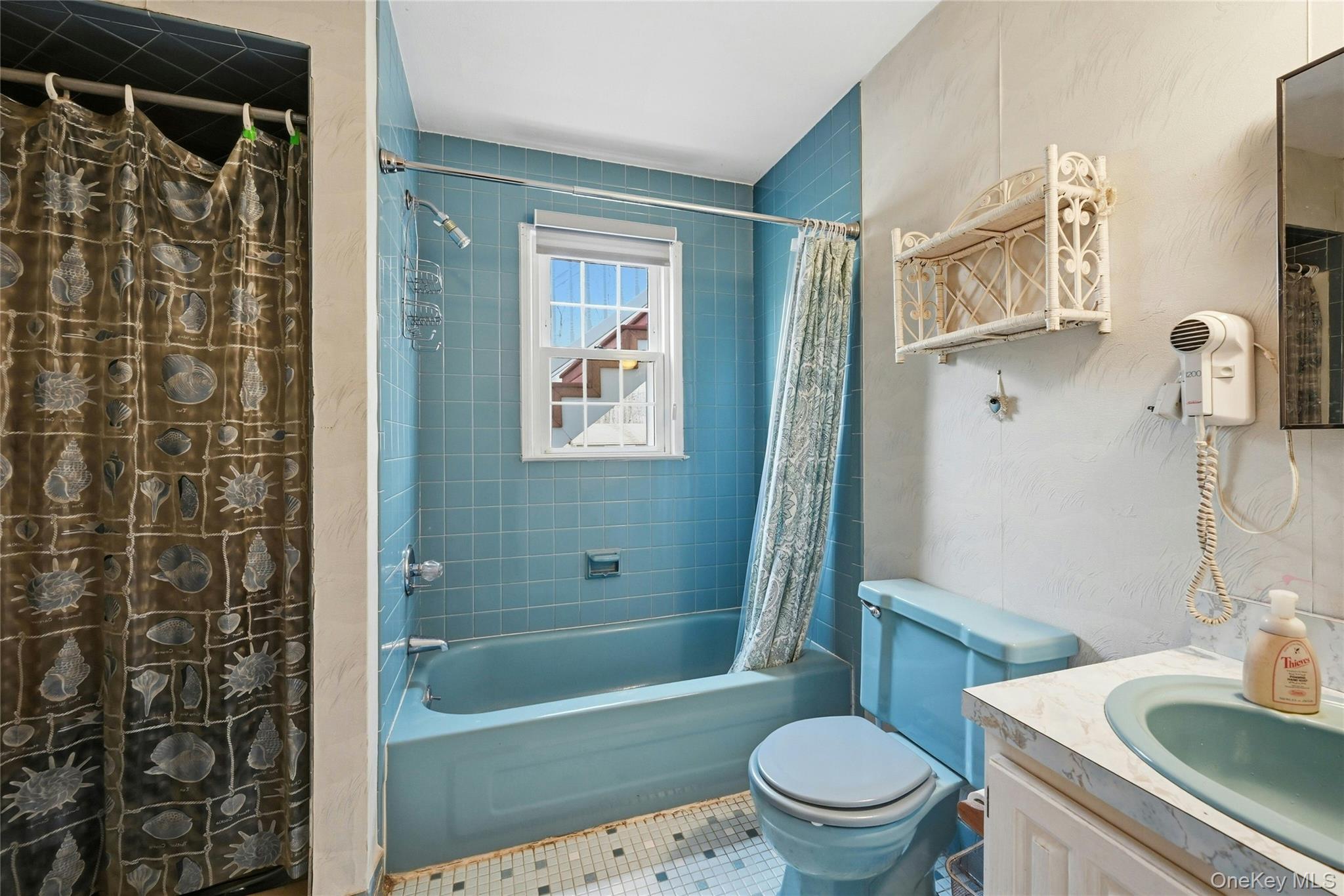 41 North Country Road Shoreham, NY 11786 - Photo 17 of 31 Main floor full bath with tub and walk-in shower