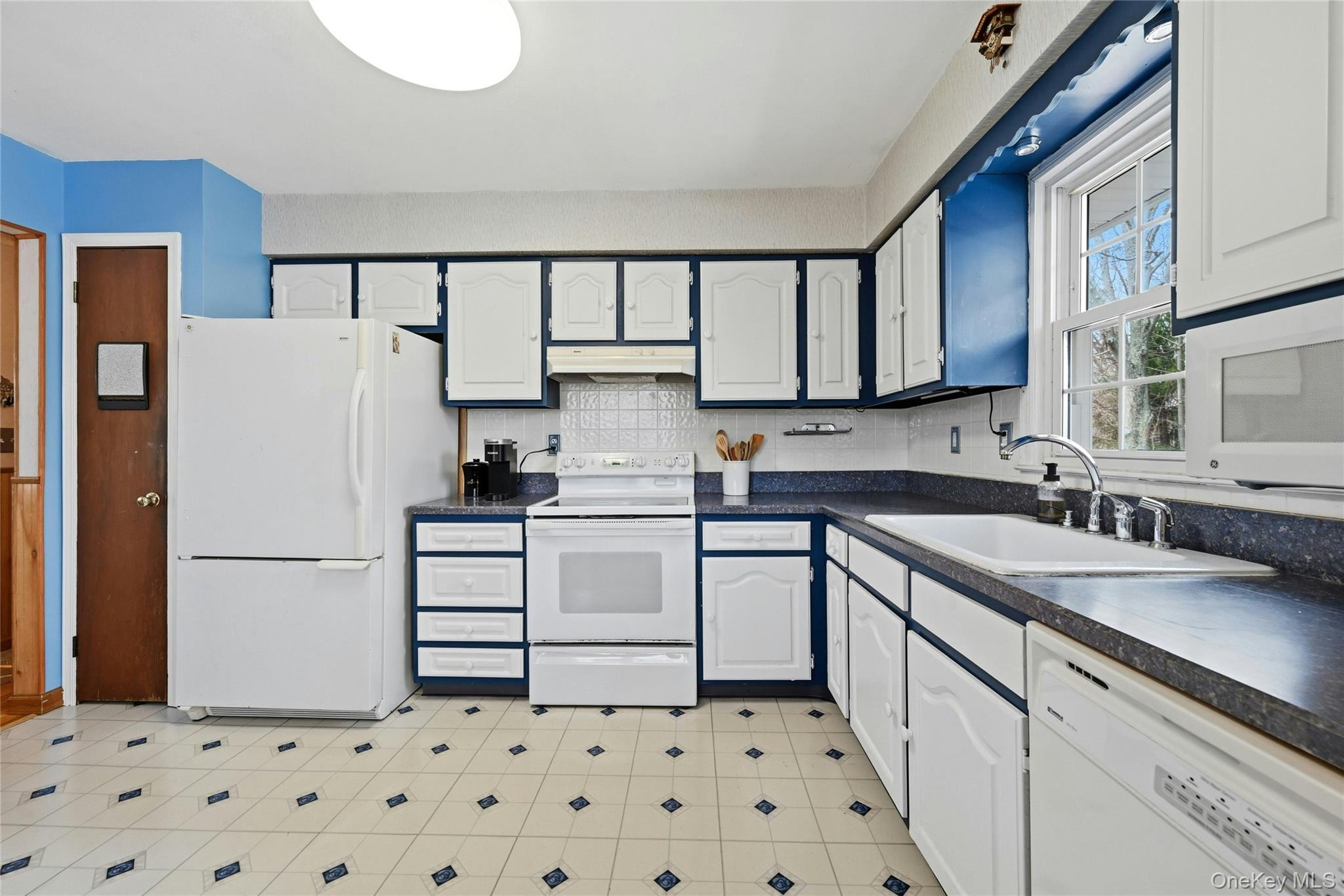 41 North Country Road Shoreham, NY 11786 - Photo 10 of 31