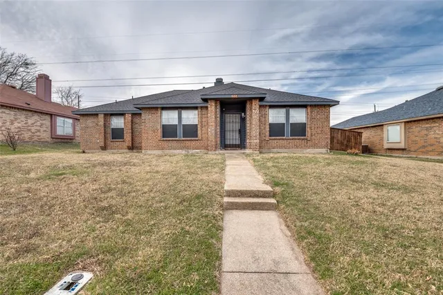 $282,500 | 1004 Eagle Drive, DeSoto, TX 75115
