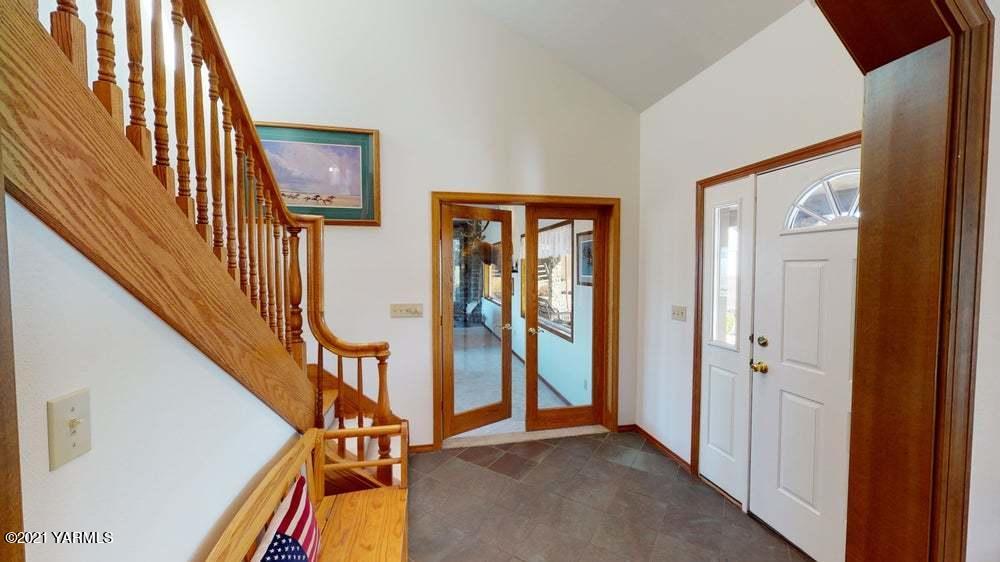 301 Red Tail Road Yakima, WA 98908 - Photo 11 of 52 a view of an entryway with a floor to ceiling window and stairs