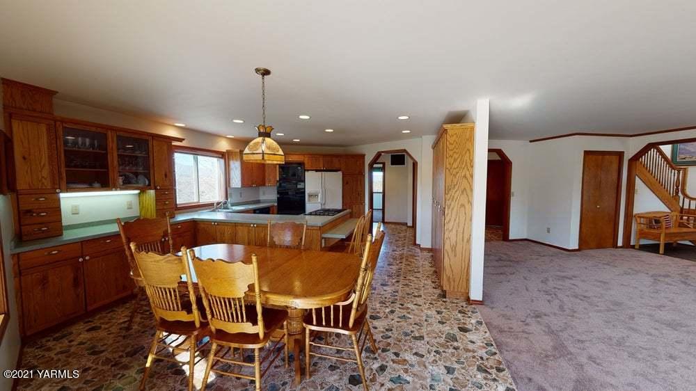 301 Red Tail Road Yakima, WA 98908 - Photo 16 of 52 a dining room with furniture and window