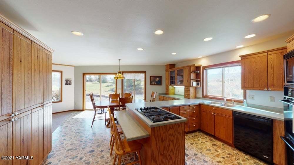 301 Red Tail Road Yakima, WA 98908 - Photo 17 of 52 a kitchen with stainless steel appliances granite countertop sink stove and refrigerator