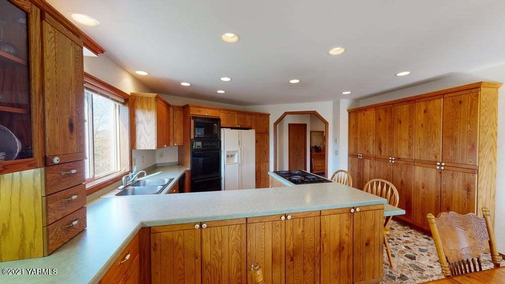 301 Red Tail Road Yakima, WA 98908 - Photo 18 of 52 Kitchen