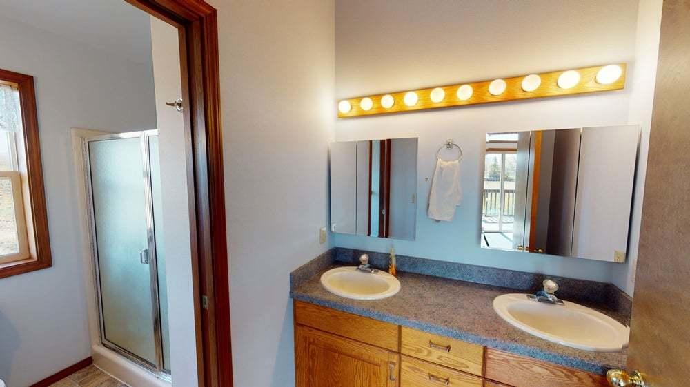 301 Red Tail Road Yakima, WA 98908 - Photo 22 of 52 a bathroom with 2 sink and a mirror