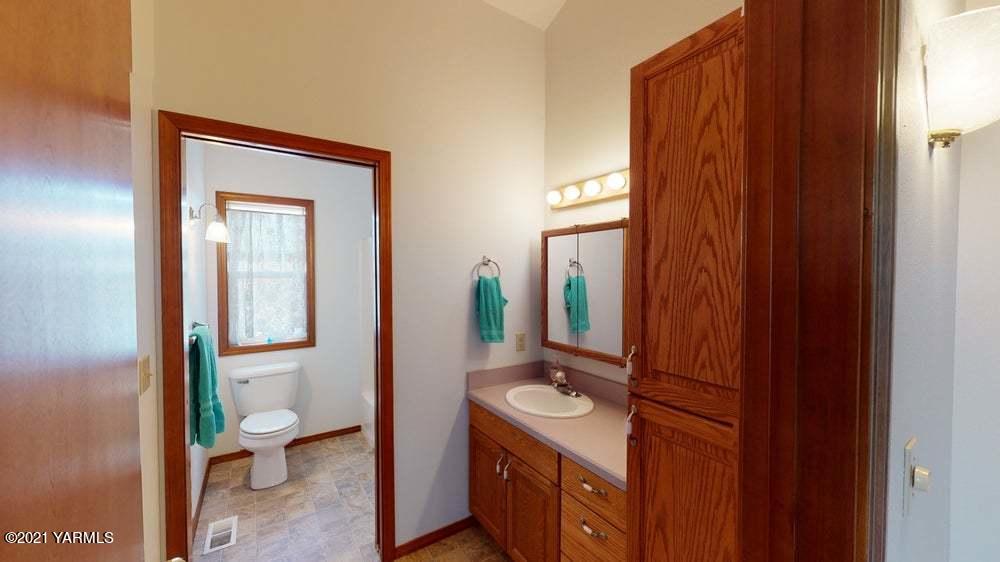 301 Red Tail Road Yakima, WA 98908 - Photo 25 of 52 a bathroom with a sink a toilet and shower