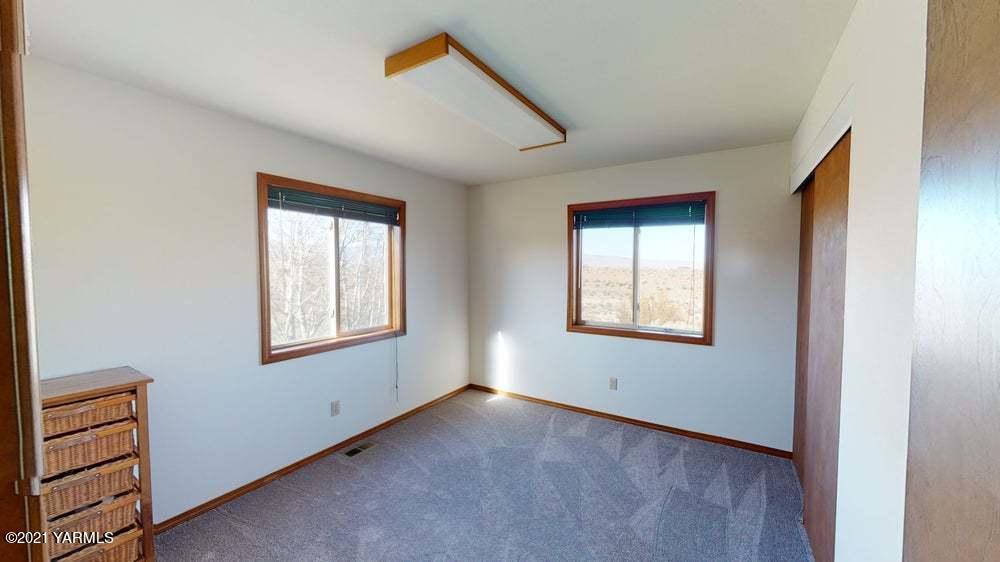 301 Red Tail Road Yakima, WA 98908 - Photo 26 of 52 an empty room with windows and closet