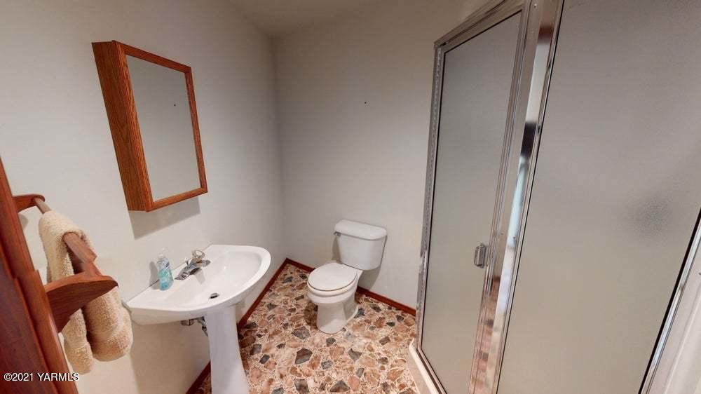 301 Red Tail Road Yakima, WA 98908 - Photo 28 of 52 a bathroom with a sink and a mirror