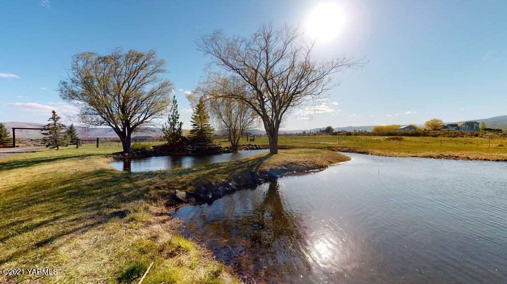 301 Red Tail Road Yakima, WA 98908 - Photo 30 of 52 a view of a lake with houses in the background