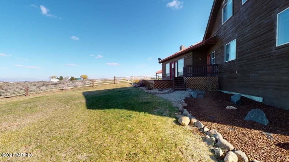 301 Red Tail Road Yakima, WA 98908 - Photo 35 of 52 a backyard of a house with lots of green space