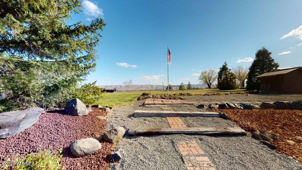 301 Red Tail Road Yakima, WA 98908 - Photo 38 of 52 a view of a terrace with a bench