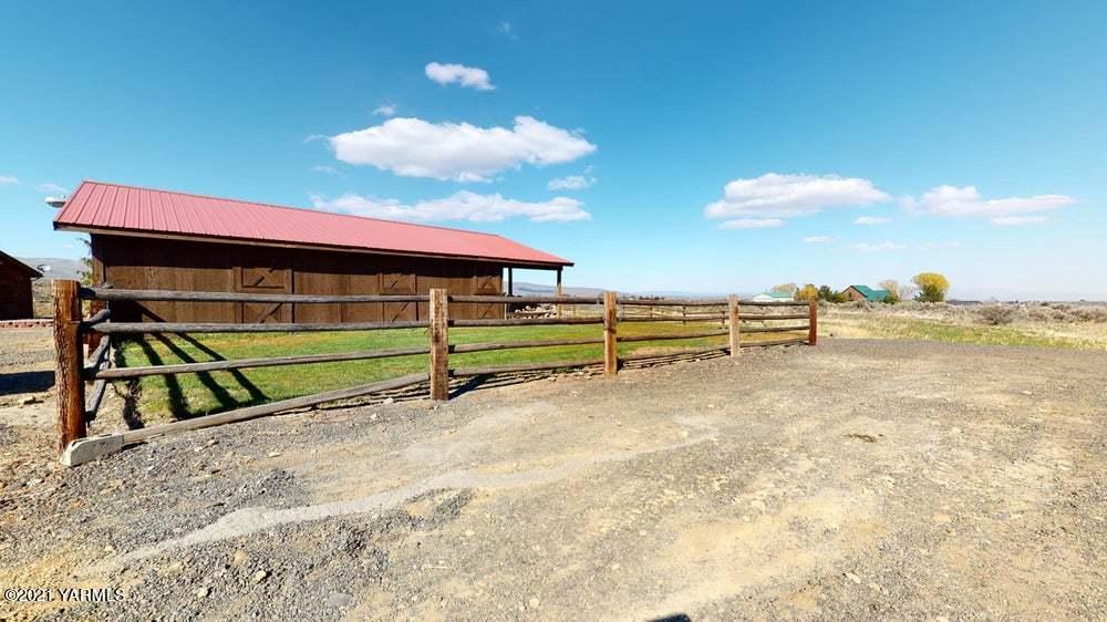 301 Red Tail Road Yakima, WA 98908 - Photo 40 of 52 a view of a backyard