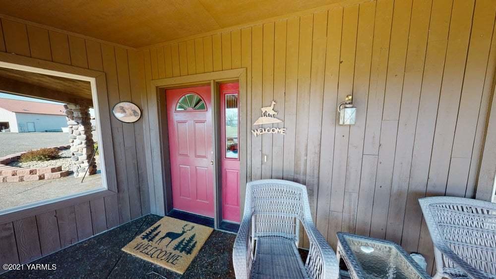 301 Red Tail Road Yakima, WA 98908 - Photo 44 of 52 a view of a hallway with furniture and window