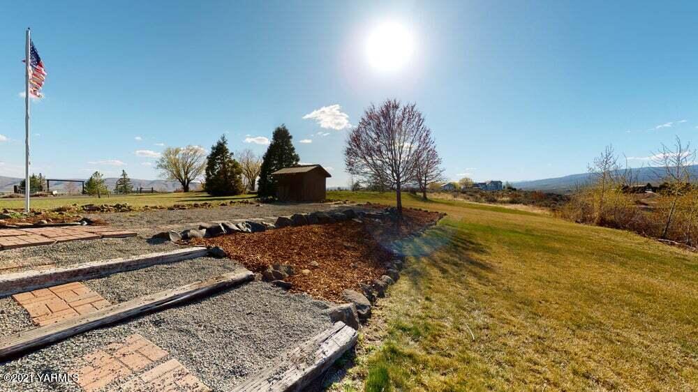 301 Red Tail Road Yakima, WA 98908 - Photo 47 of 52 a view of a yard with wooden fence