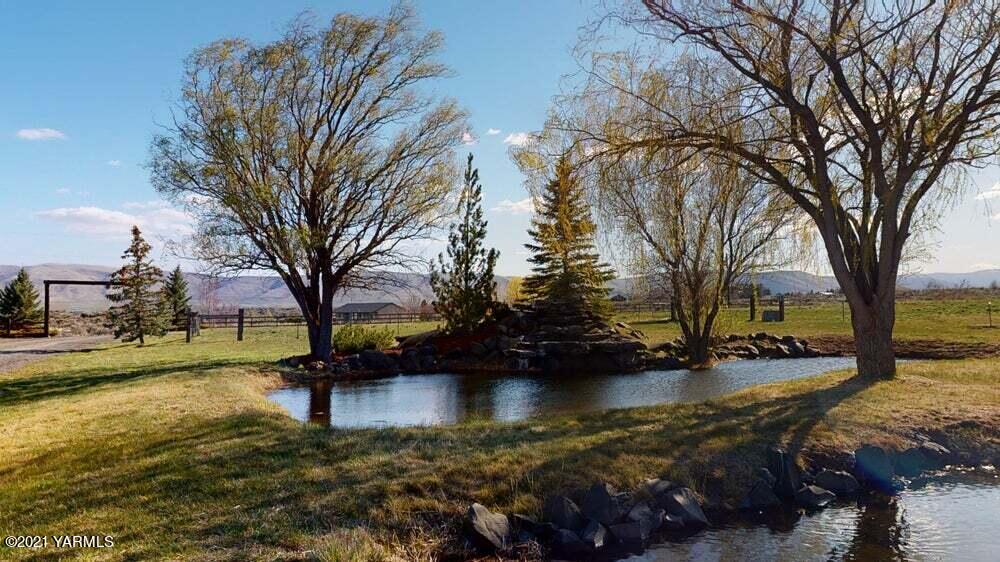 301 Red Tail Road Yakima, WA 98908 - Photo 50 of 52 a view of yard with green space and trees