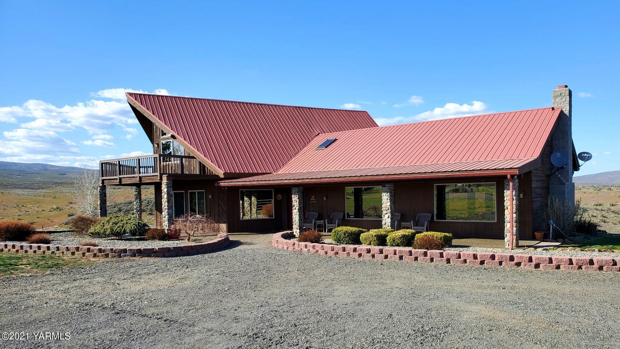 301 Red Tail Road Yakima, WA 98908 - Photo 7 of 52 a patio with a table and chairs and potted plants