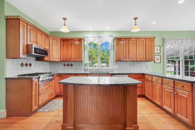 $950,000 | 15 Crestview Drive, Deerfield, MA 01373