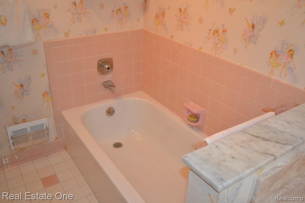 419 Lake Forest Road Rochester, MI 48309 - Photo 26 of 99 Master Bathtub