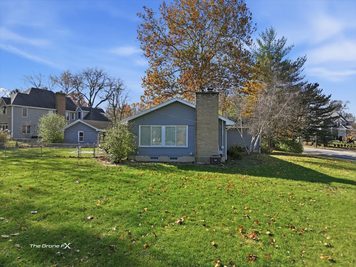 1519 Foothill Drive Wheaton, IL 60189 - Photo 6 of 44 a house view with a garden space